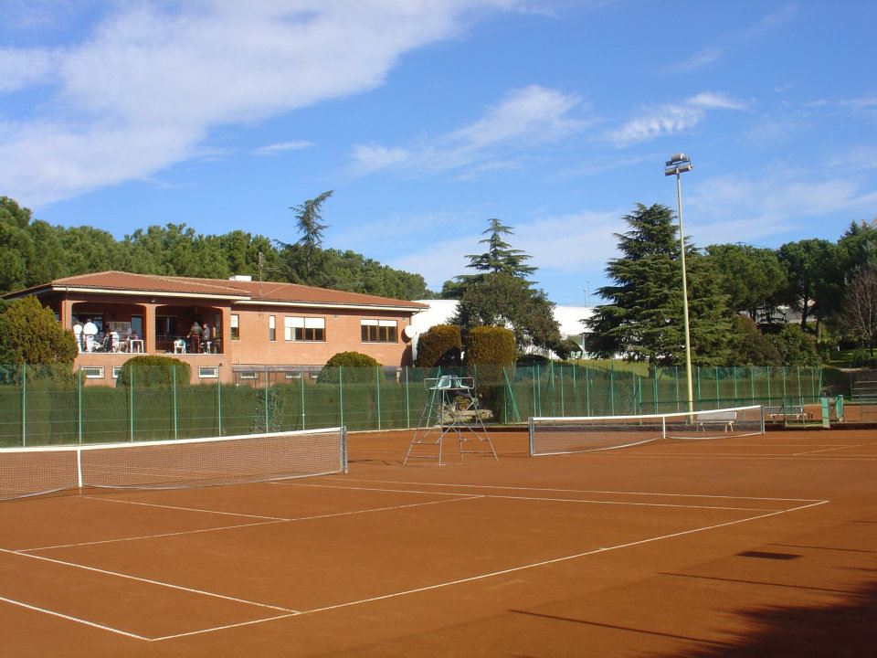 Campi da tennis in terra rossa e club house del Tennis Club “Le Molette”
